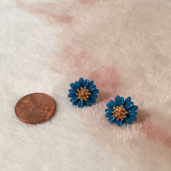 Cornflower Fashion Pierced Earrings NWT - Picture 4 of 4